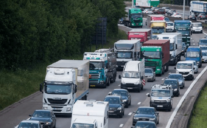 Norme aggiornate per aumentare la sicurezza delle strade, ridurre l’inquinamento atmosferico e introdurre i documenti digitali per veicoli