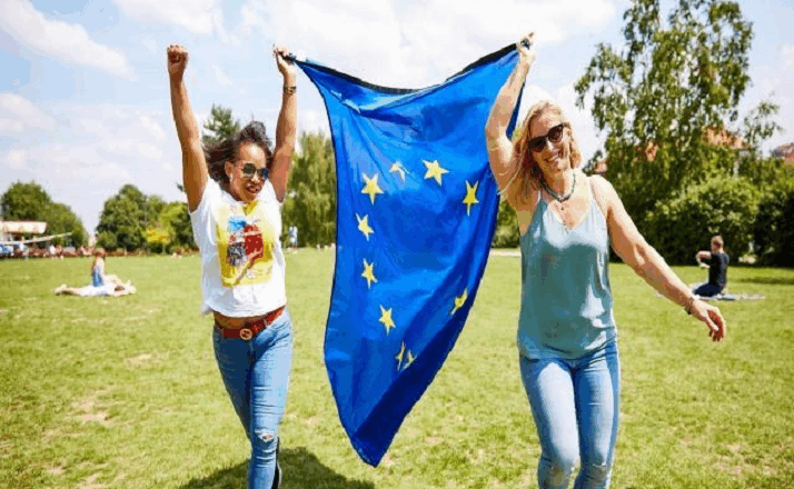 Gli europei celebrano i 75 anni di unità e solidarietà in occasione della Giornata dell’Europa 2025